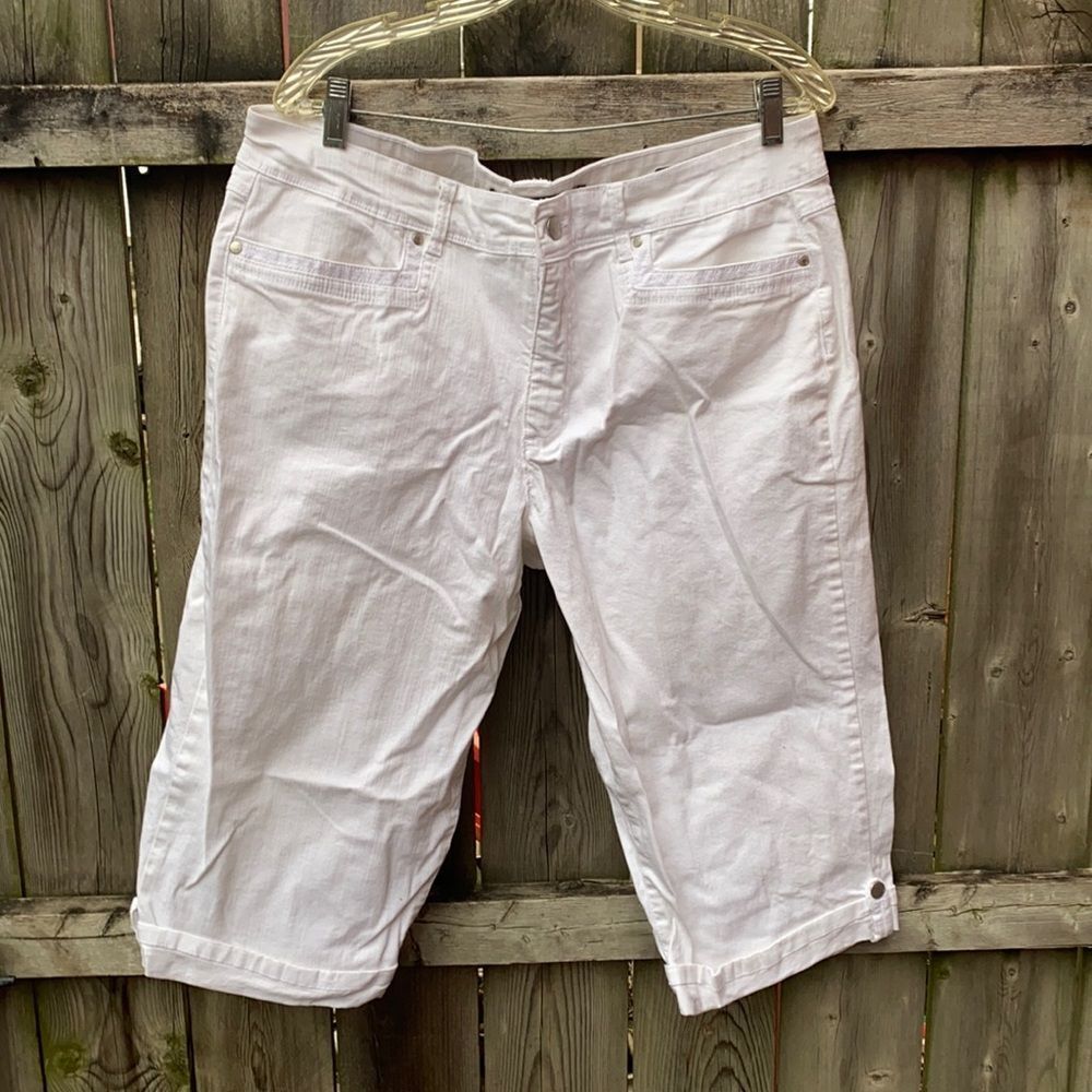 Gloria Vanderbilt white denim capris sz. 16